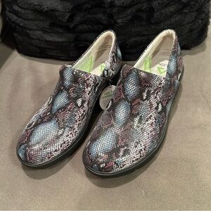 NEW Align Nurse Mates Indya Women's Clogs in an Indigo Snakeskin Size 9.5 M